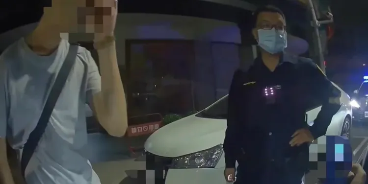 吳男酒駕路中睡著，被警方移送法辦。翻攝畫面