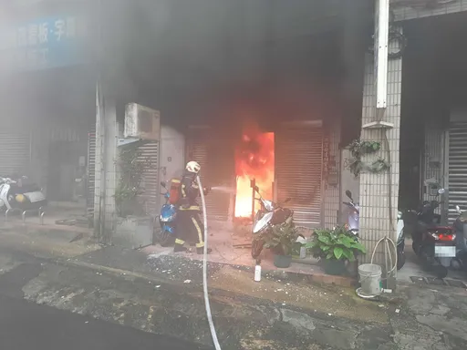 基隆民宅火警!1樓火勢猛烈 救出3人送醫