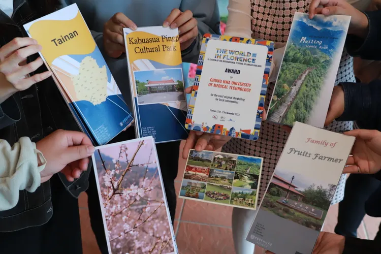 USR團隊在藝術節會場發放中英文觀光摺頁，大力宣傳台南淺山之美。校方提供