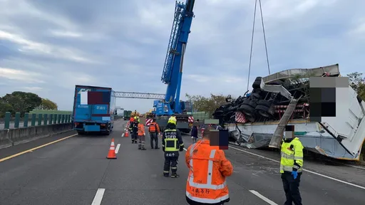 國3聯結車衝落邊坡翻覆釀1死　連假首日塞爆！回堵10公里