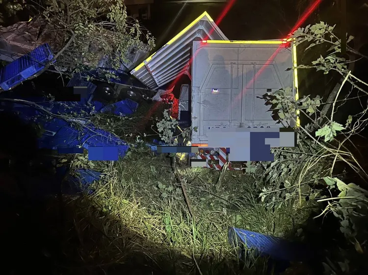 聯結車衝落邊坡。讀者提供