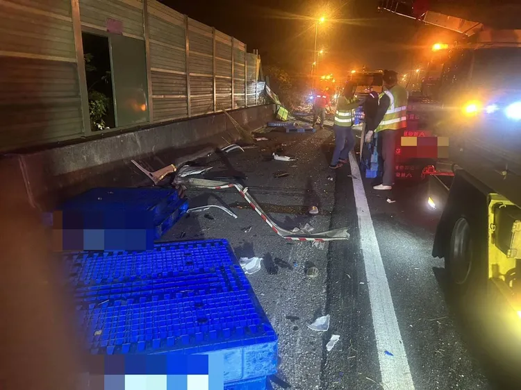 所乘載貨物散落國道，波及到另3輛來車。讀者提供