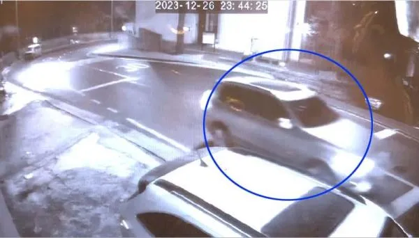 臥龍公園附近100公尺的咖啡店監視器畫面，拍到李善均的SUV車在12月26日晚上11點44分（台灣時間10點44分）開過。翻攝亞洲經濟