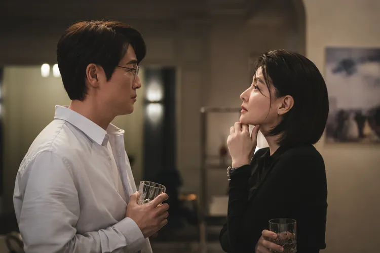 金榮在（左）劇中扮演李英愛的老公。Disney+提供