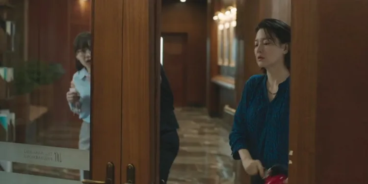 李英愛戲裡遭樂團團員抵制，拿著滅火器砸向玻璃門。翻攝Disney+