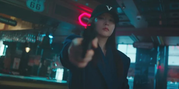 李英愛首集開場就拿槍指著樂手恐嚇。翻攝Disney+