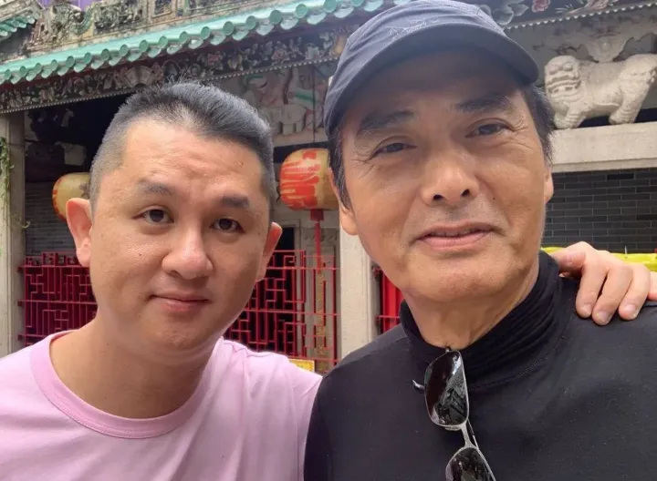 「安卓控股」董事總經理蔡文傑(左)人脈極廣,圖為他與香港巨星周潤發(右)合影。翻攝IG/蔡文傑