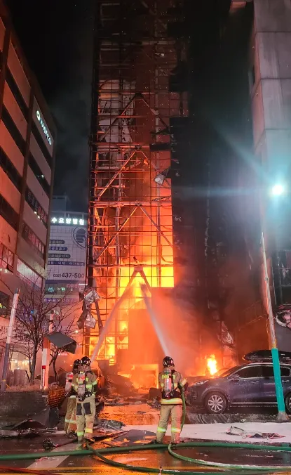 火勢猛烈！南韓旅館大火18人受傷