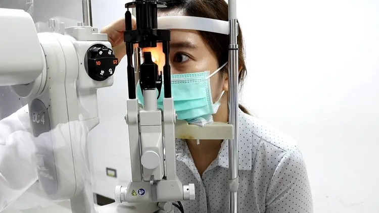 黃斑部病變非老人專利，看東西扭曲及模糊莫輕忽。資料照