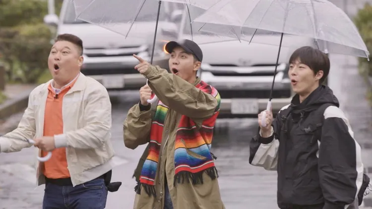 韓星姜鎬童（左起）、李昇基、裴仁爀到日本開設韓式拉麵，看到經營店超興奮。中天綜合台提供