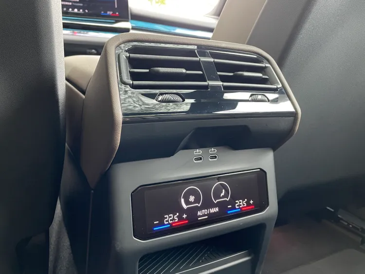 後座同時也包含觸控操作的雙區恆溫空調面板，全車則提供四區恆溫。林浩昇攝