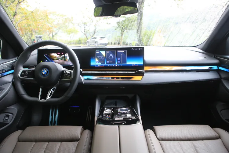 12.3吋虛擬數位儀錶搭配14.9吋中控觸控螢幕，構成新世代5系列全新懸浮式曲面螢幕介面，加上環繞光幕科技感十足。林浩昇攝