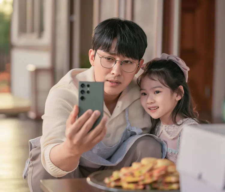 孫浩俊劇中是暖爸，收服小童星。Hami Video提供