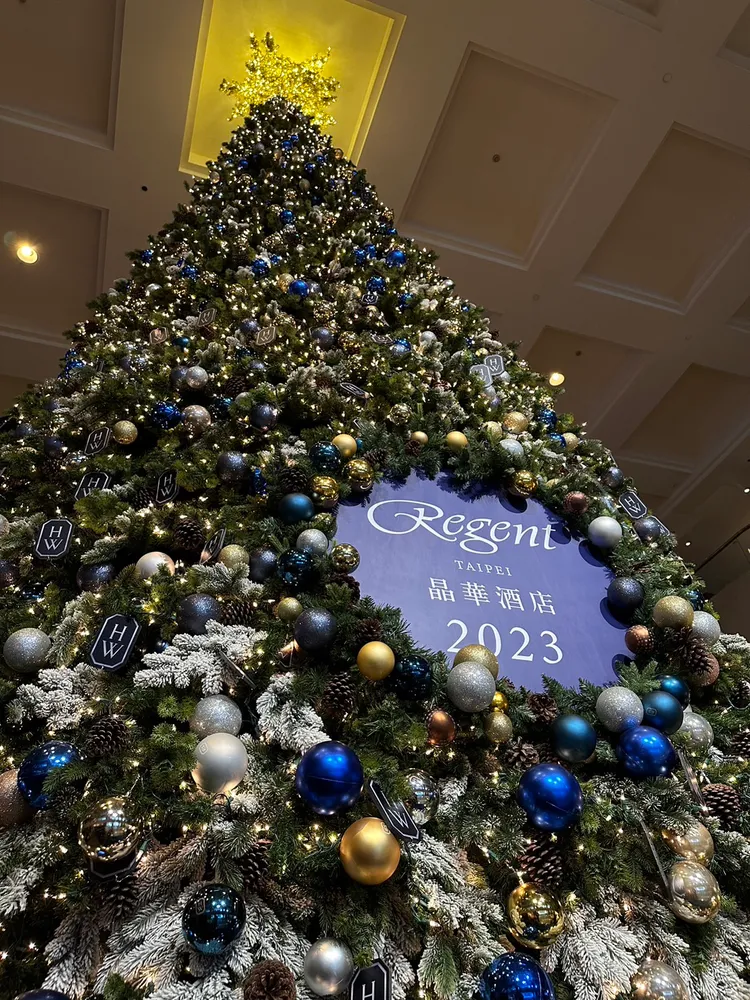 台北晶華酒店中庭巨型璀璨聖誕樹。業者提供