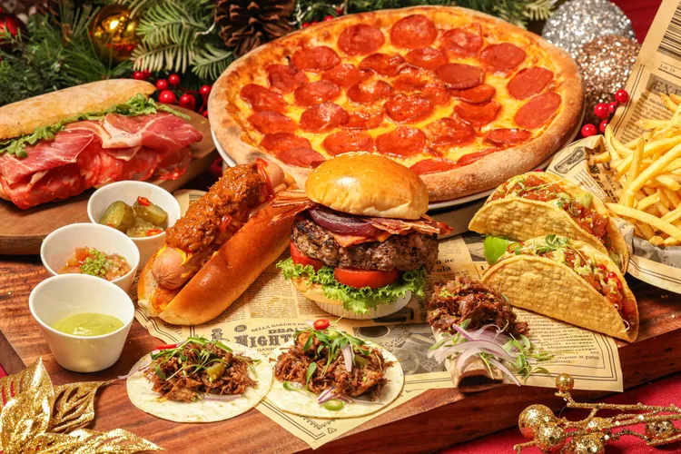 azie餐廳推出以濃厚醬汁包裹大塊肉餅的紐約熱狗堡、牛肉塔可及辣鮪魚塔可等都會餐車料理。業者提供