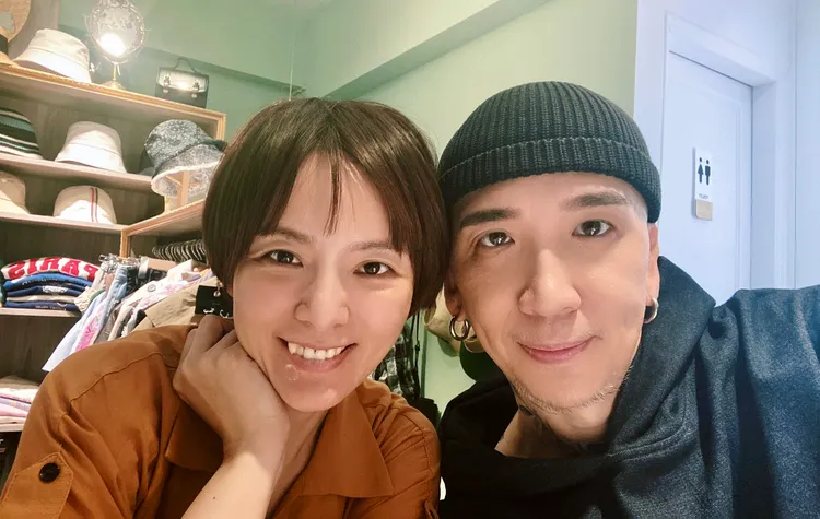 作家H（右）與迪化街名門前媳婦陳珮甄公開認愛。翻攝作家H臉書