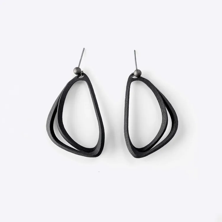 Aura Carbon耳環，3600元。品牌提供