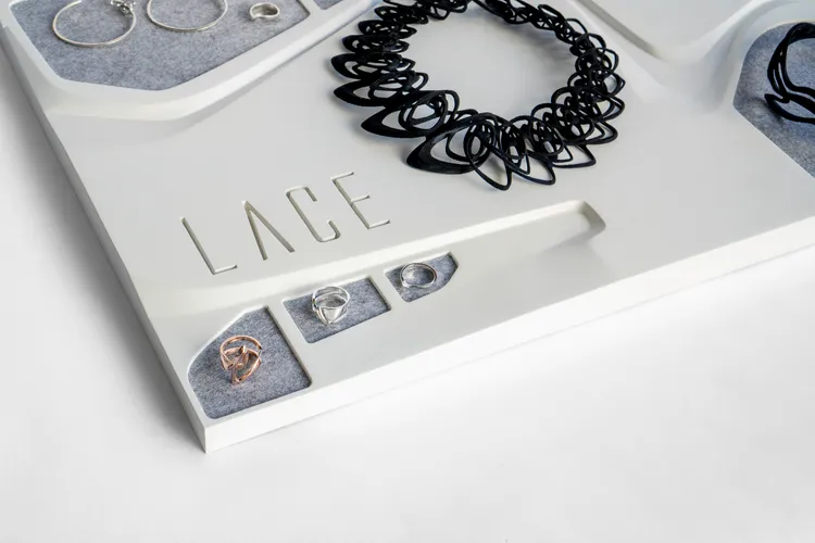 珠寶展示台也是以3D列印的建築模型打造。品牌提供