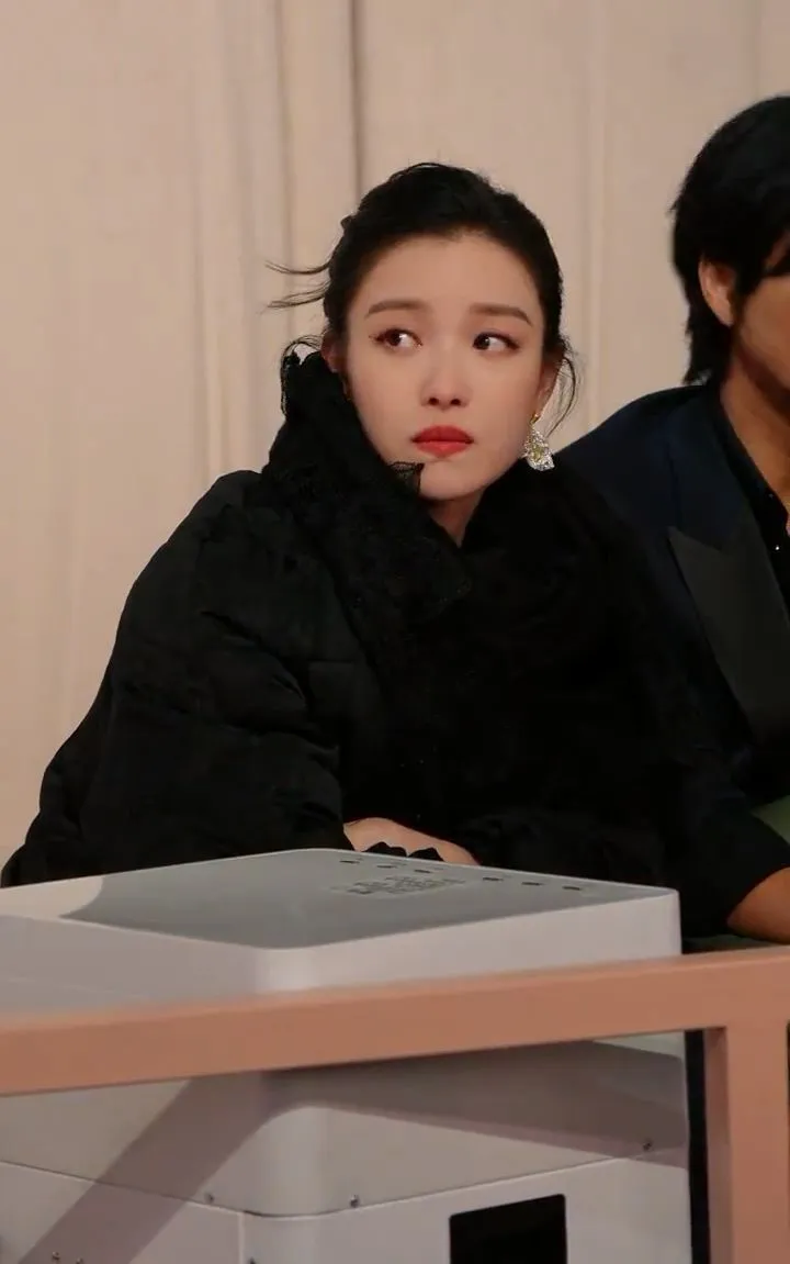 倪妮回到座位全身裹得密實。翻攝嗑學君微博