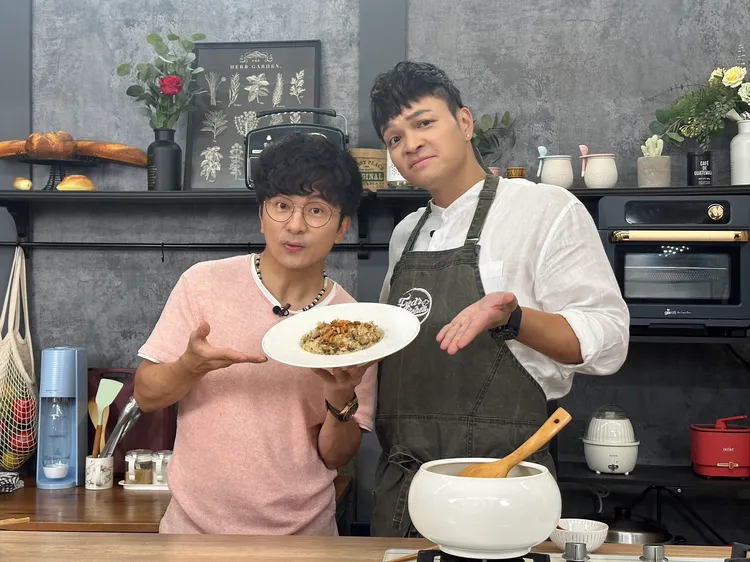 唐從聖（左）特地來拜師廚佛瑞德Fred學煲湯。全聯提供