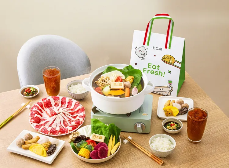 「石二鍋」規劃2人份的「生食外帶組合」，每袋399元，讓消費者隨時隨地輕鬆開鍋。業者提供