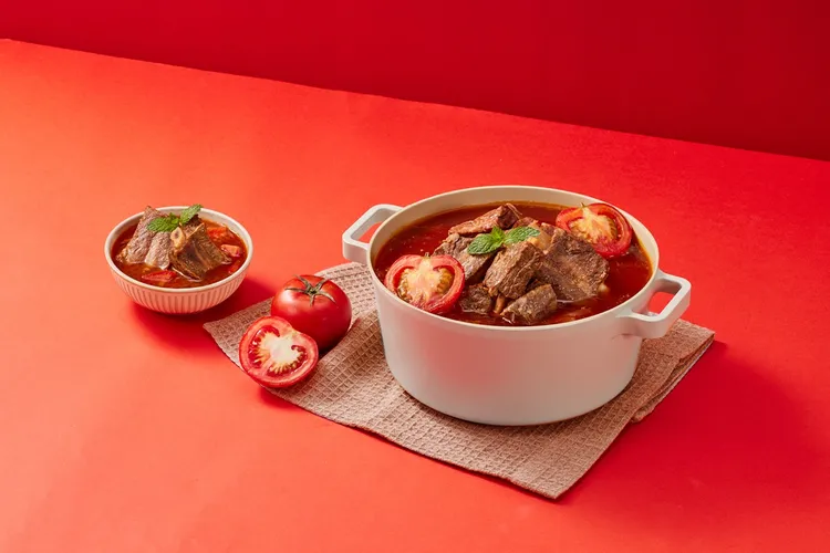「番茄慢燉牛排湯」以整顆番茄燉煮美國帶骨嫩肩牛小排，湯頭濃郁、肉質軟嫩，加入不同主食配料還能變化出不同料理。業者提供