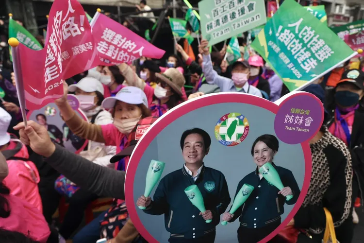 現場支持者高舉賴清德、蕭美琴的競選照。林林攝