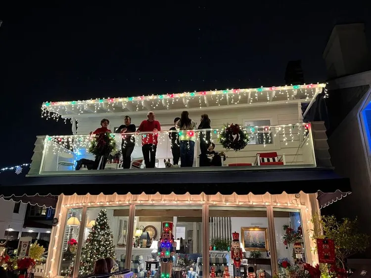 大谷翔平17日晚間現身南加州新港灘一處民宅的二樓陽台，與翻譯水原一平、經紀人巴雷羅等人，欣賞海上耶誕船隻遊行。
中央社/王聖裴提供