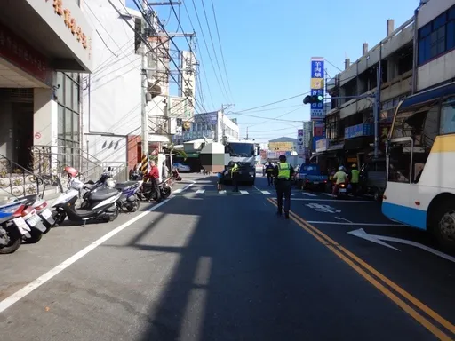 鹿港阿嬤過馬路誤入「大車盲區」 慘遭砂石車撞輾命喪街頭
