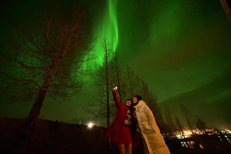 肥肥（左）和立綺在冰島極光成就解鎖。耳朵先生提供