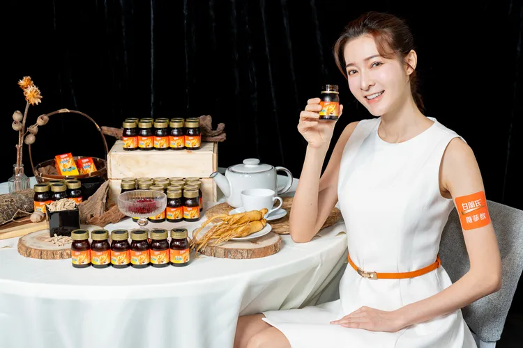 上班族生活繁忙，已經有調製好的白蘭氏養蔘飲順口回甘複方可以選用。業者提供