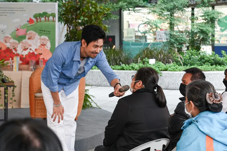 楊子儀和台下觀眾互動。大愛提供