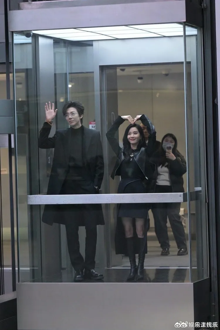 劉詩詩（右）、劉宇寧全黑現代造型合體宣傳。翻攝向上娛樂微博