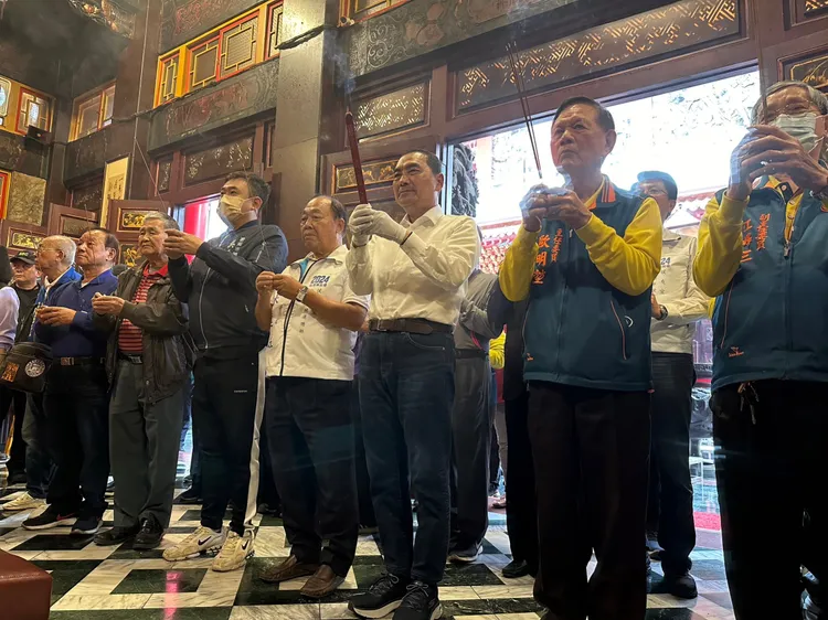 侯友宜前來台南參拜，展開輔選與車隊掃街。王志弘攝