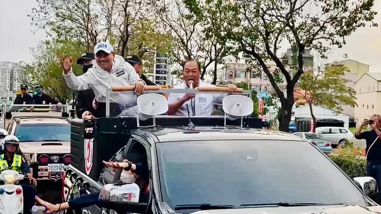 侯友宜在台南掃街拜票，未如預定行程停留李全教競總。民眾提供