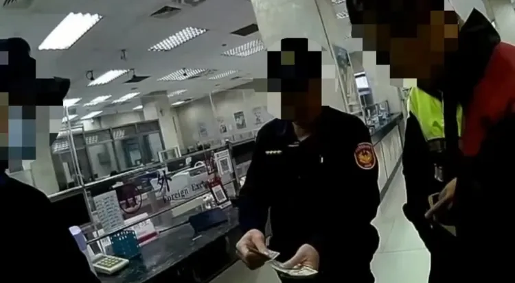 警方清點假鈔。翻攝畫面