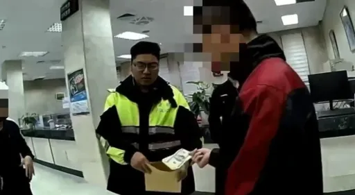 北市男撿回收發現14張百元美鈔　以為撿到寶！兌換台幣遭逮