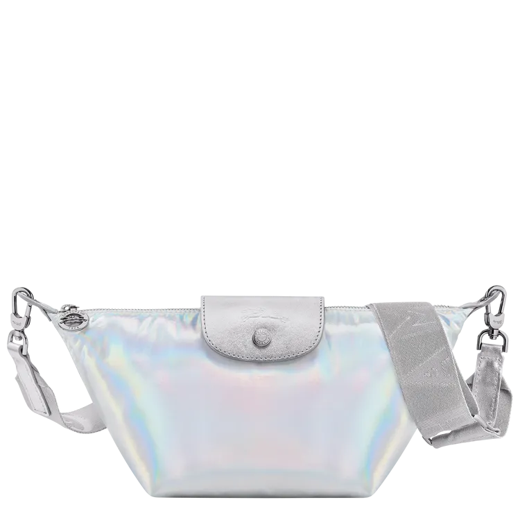 LE PLIAGE銀色斜背袋XS，1萬3600元。品牌提供