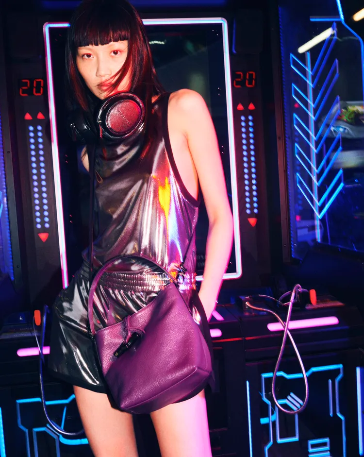 耳機包可以與真的耳機一樣掛在脖子。品牌提供