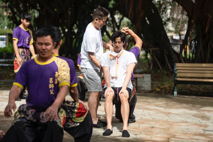 出外景時，徐乃麟（左）非常照顧兒子徐新洋。民視提供