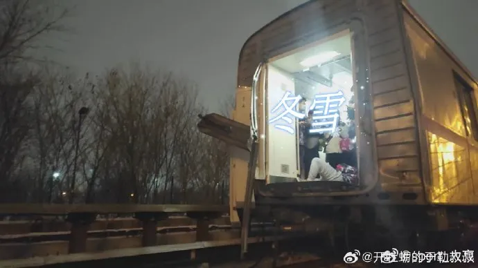 北京昌平線地鐵最後兩節車廂與前面的車廂分離。翻攝微博