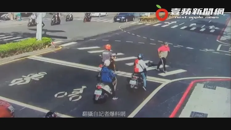 眼見行人綠燈號誌在倒數，男子才趕緊跑回原本出發的位置。翻攝自記者爆料網