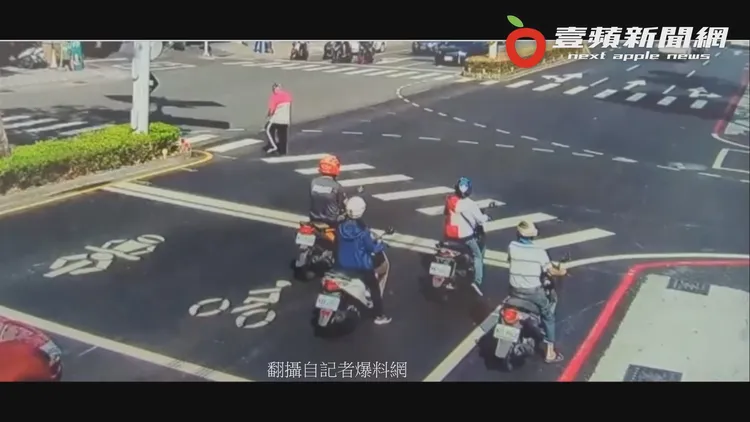 男子邊跳舞、邊緩緩接近道路中央。翻攝自記者爆料網