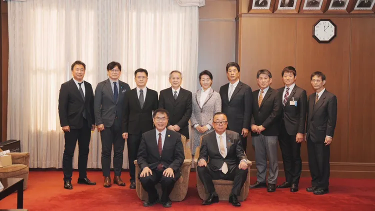 滋賀縣議長奧村芳正率在地議員，與黃偉哲展開交流。市府提供