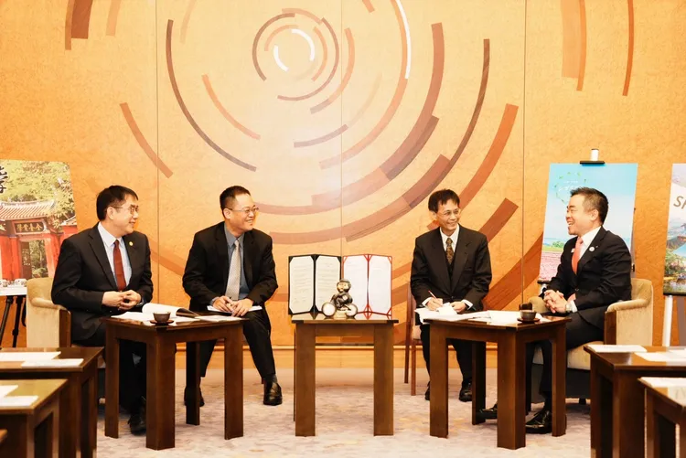 黃偉哲拜會三日月大造，雙方相見歡。市府提供