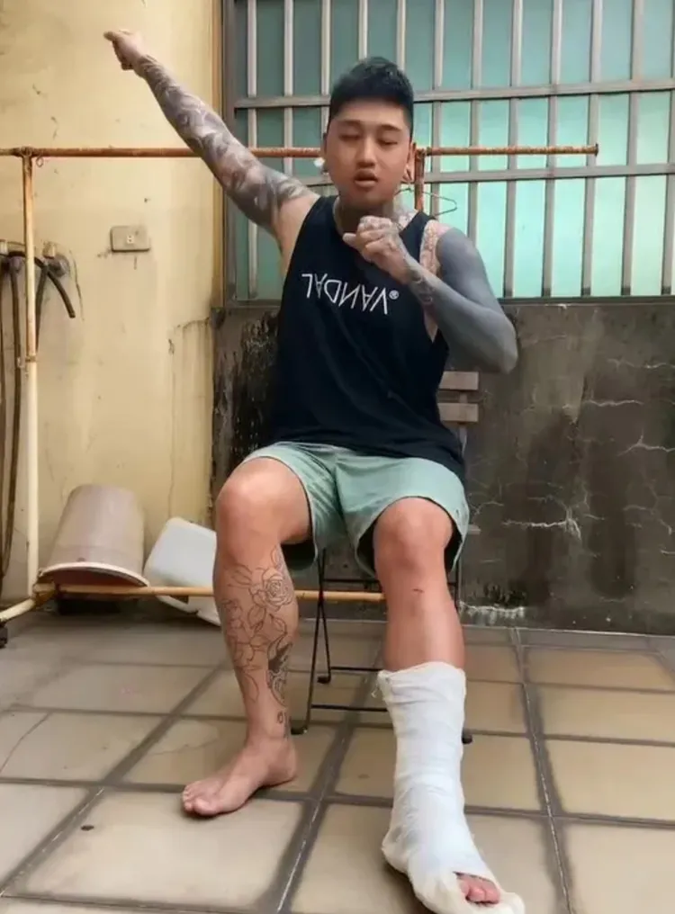 高雄刺青師嗨跳科目三竟造成腳踝骨折。取自記者新聞網