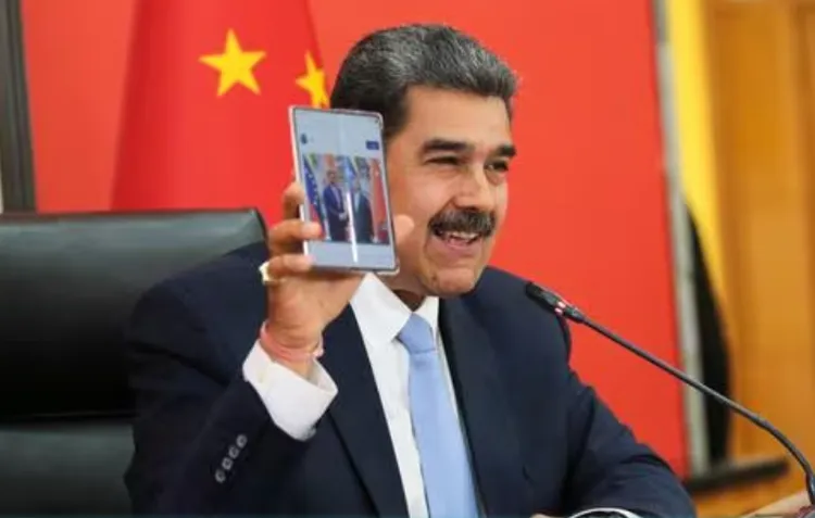 委內瑞拉總統馬杜羅9月訪問中國時，出示自己使用的華為手機，並聲稱這是他「用過最安全的手機」。資料照片