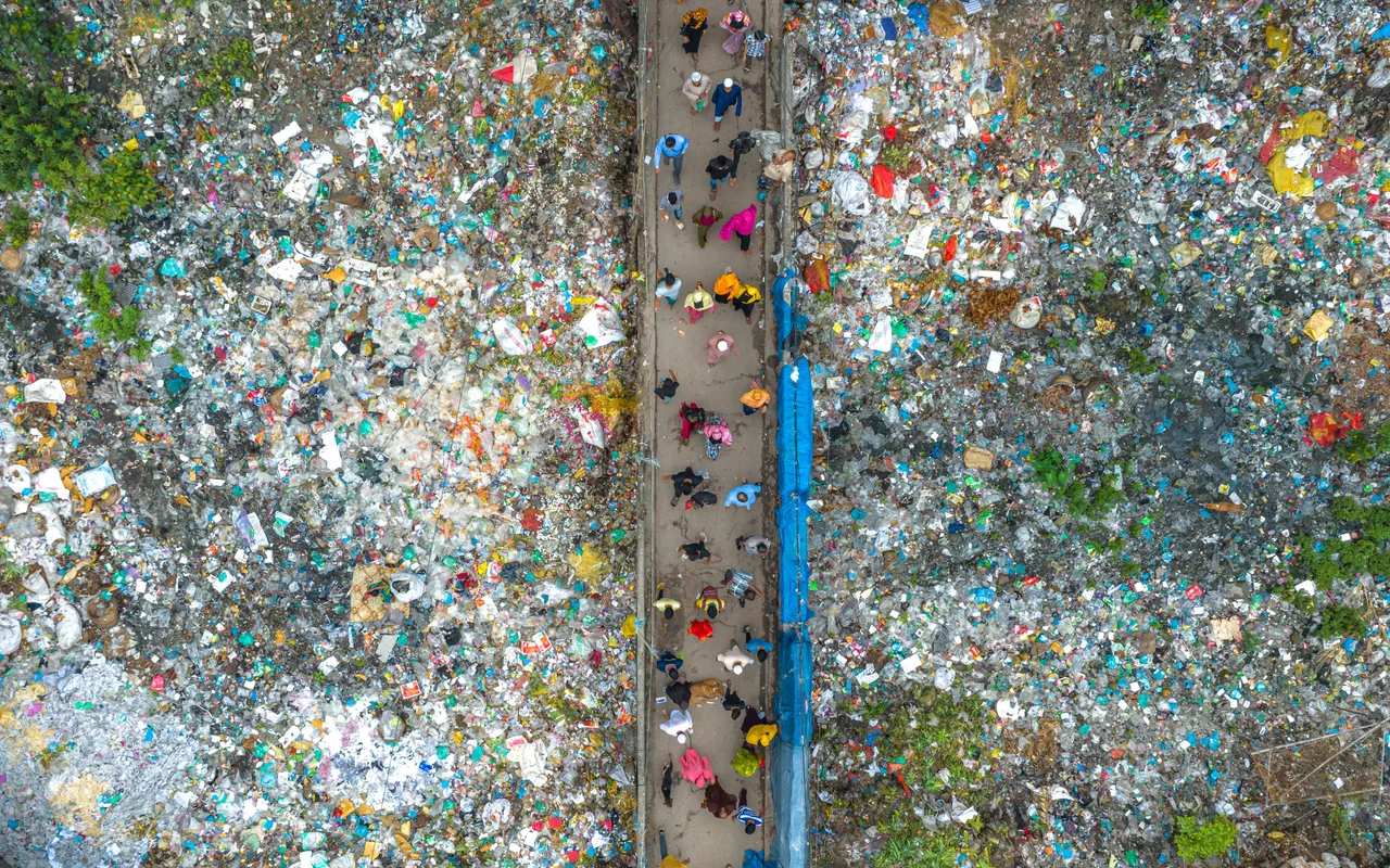 「穿越垃圾之行」©Jahid Apu/Environmental Photographer of the Year 2023