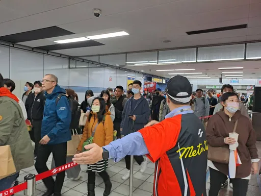 大巨蛋「台日大戰」1.7萬人散場疏運22分鐘 估8成搭捷運及步行