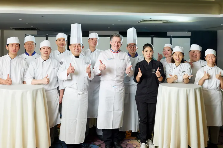 法國最佳工藝甜點師Nicolas Boussin(中)及JR東日本大飯店台北行政主廚暨點心房團隊。業者提供